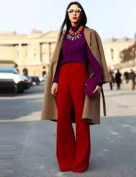 红色裤子搭什么上衣(红色裤子配什么颜色衣服)