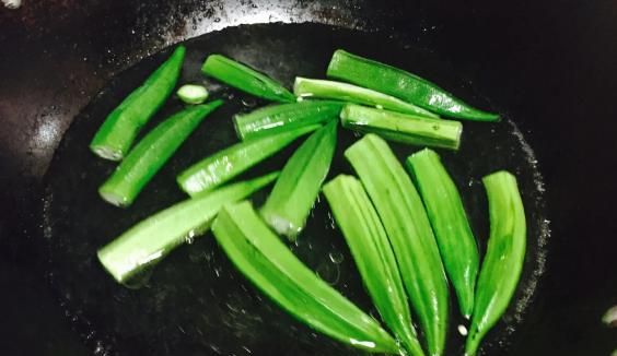 秋葵没焯水直接炒了能吃吗