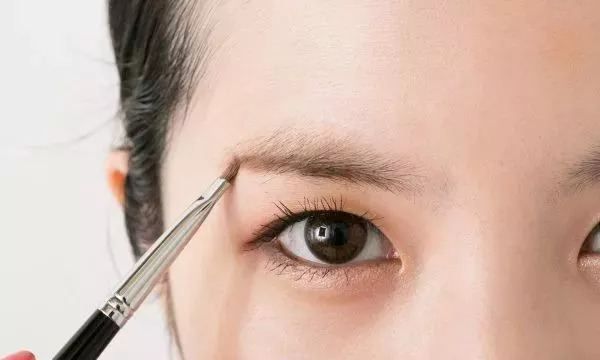 单眼皮怎么画眼影,单眼皮上眼皮有褶皱图2