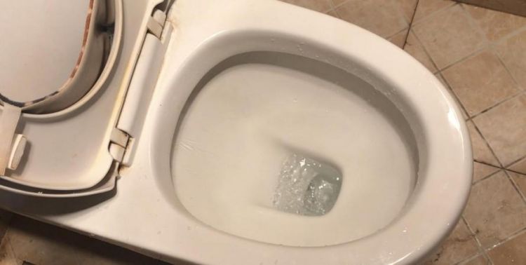 马桶内拐弯处污垢很厚怎么去除图解