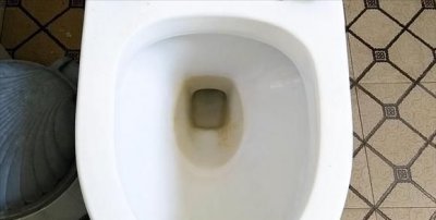 ​马桶拐弯处坚硬老垢怎么去除,瓷砖和马桶有很厚的污垢怎么去除