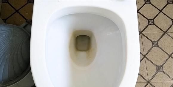瓷砖和马桶有很厚的污垢怎么去除