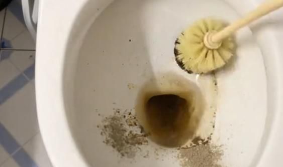 瓷砖和马桶有很厚的污垢怎么去除