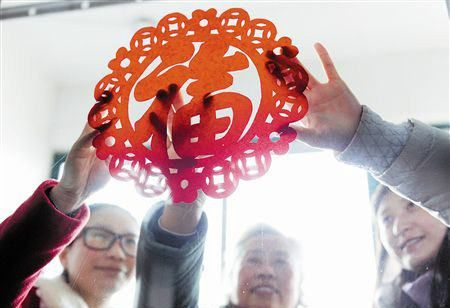 玻璃窗花纸怎么清除,怎样能快速清除窗户上的窗纸灰图2