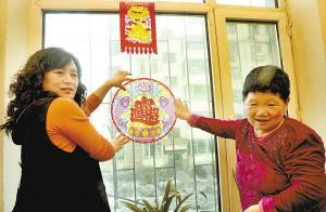 玻璃窗花纸怎么清除,怎样能快速清除窗户上的窗纸灰图3
