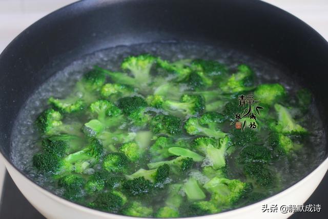 西兰花这样炒超好吃（原来西兰花这样炒）(6)