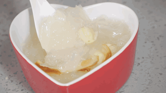 银耳莲子羹怎么做又粘稠又好吃（银耳莲子羹的简单做法）(2)