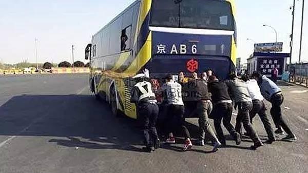 自救解决打不着火小妙招（自动挡车没电了打不着火怎么办）(图2)