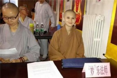 ​歌手李娜为什么要出家做尼姑