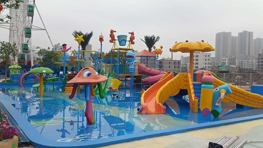 3、水上游乐项目包括刺激水滑梯、儿童戏水乐园、海盗船、旋转木马。