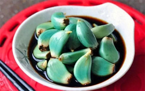 女人经常吃腊八蒜好吗(吃腊八蒜的好处和坏处)