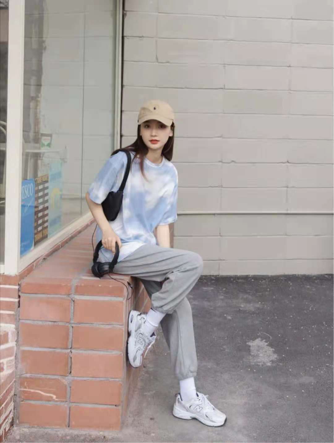 灰色运动裤搭配什么颜色上衣图片冬季（灰色运动裤应该配什么上衣）