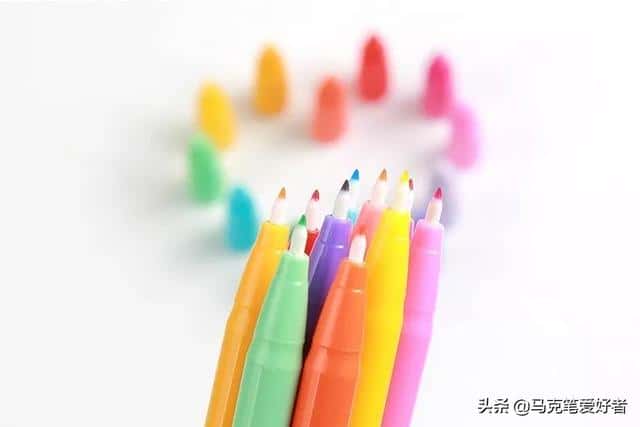 涂颜色用马克笔好还是水彩笔好（水彩笔和马克笔的区别）