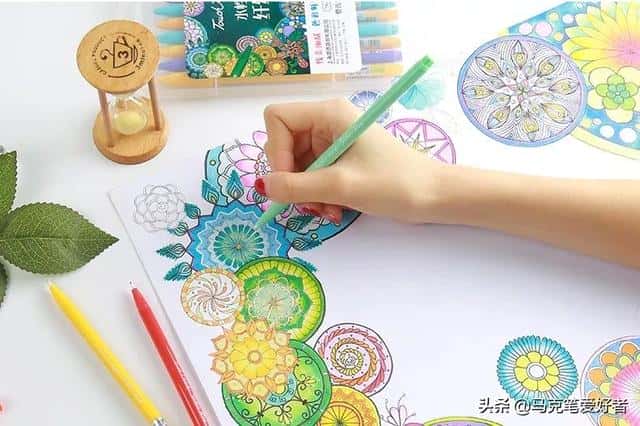 涂颜色用马克笔好还是水彩笔好（水彩笔和马克笔的区别）