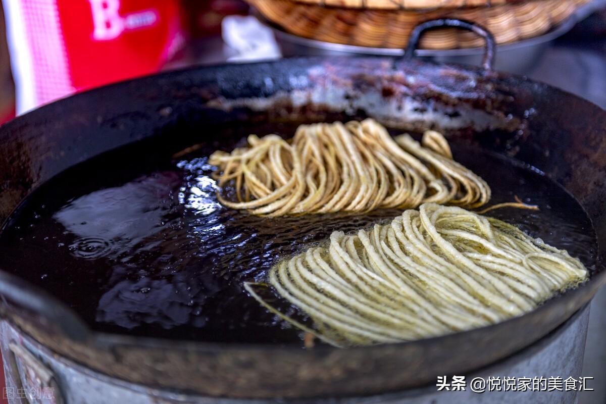 哪种油适合油炸食物（炸东西用什么油炸比较好）