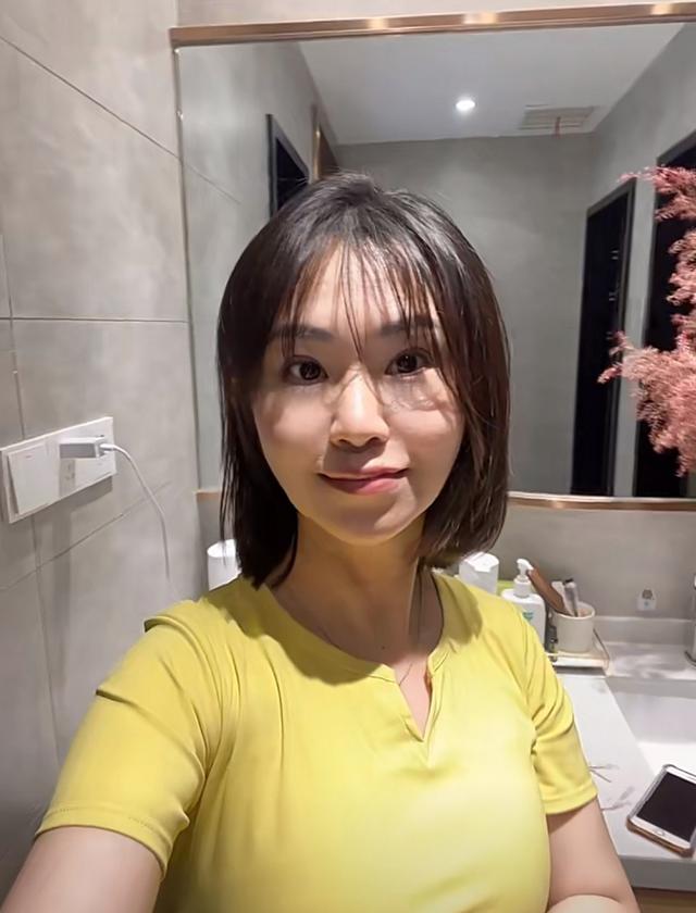 五十岁的女人最新穿衣搭配 这个中年女人不简单(13)