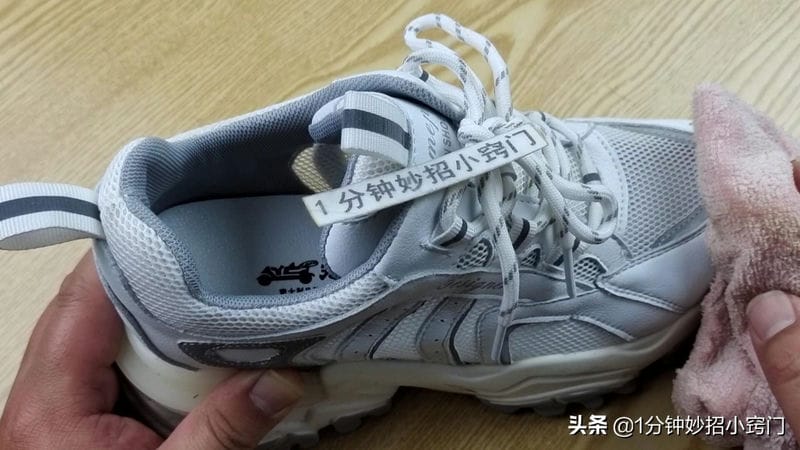 白鞋鞋沿变黄怎么洗得白（白鞋边发黄了用什么方法能刷白）