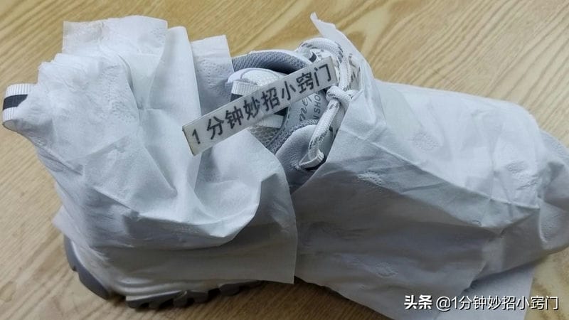 白鞋鞋沿变黄怎么洗得白（白鞋边发黄了用什么方法能刷白）