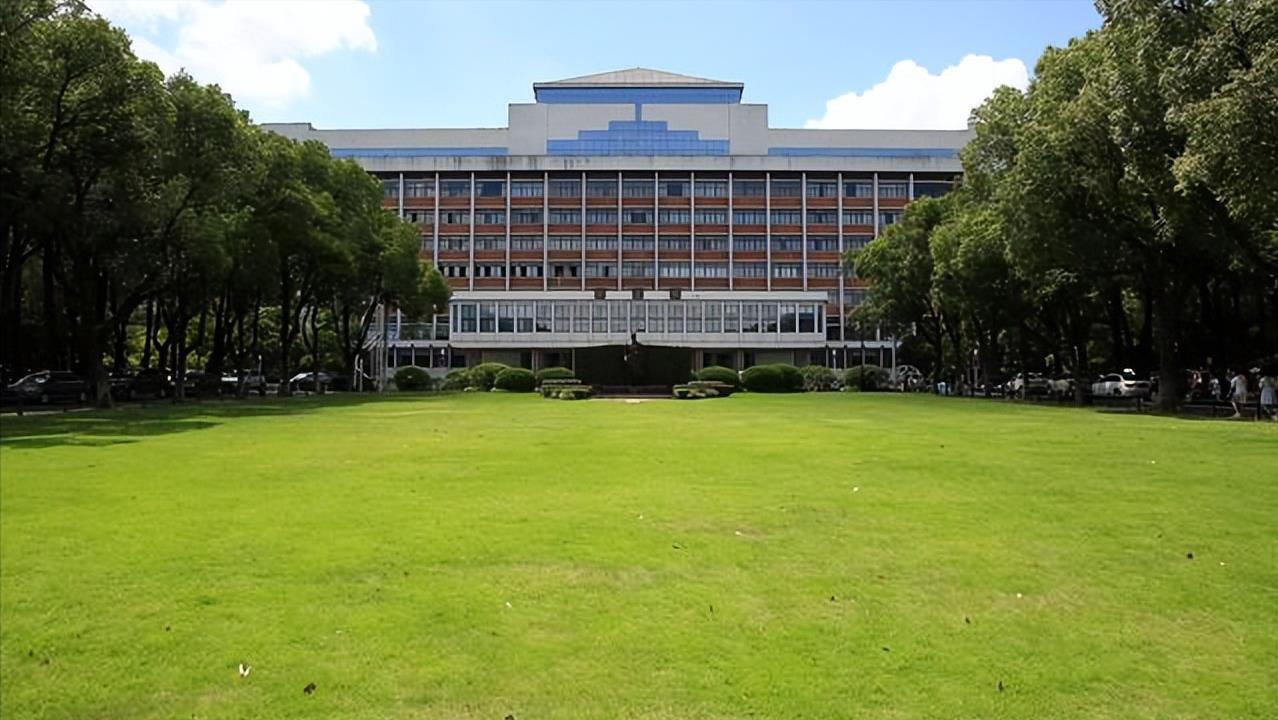 浙江大学和南京大学哪个厉害（浙江大学和南京大学哪个更好一些）