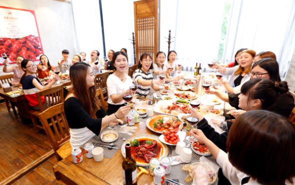 女性在饭局上如何表现（饭桌上女生的高情商表现）