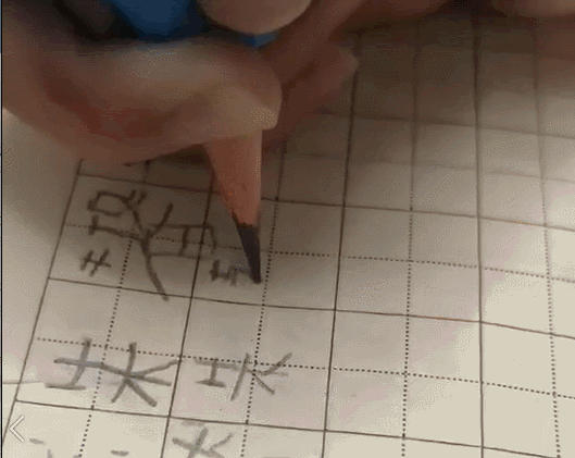 萌娃哭诉起的名字太难写（贵阳萌娃因名字太难写到奔溃）(2)