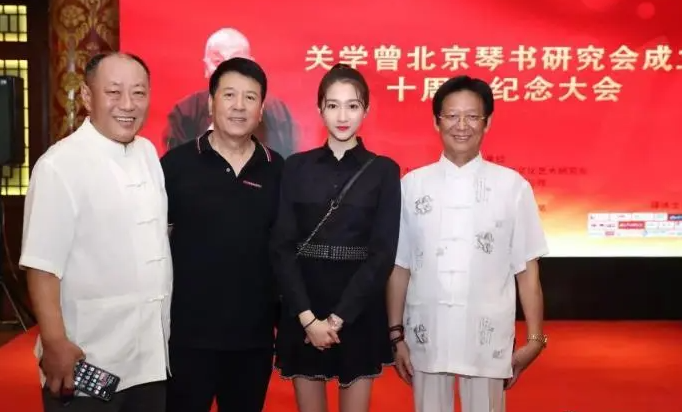 关晓彤的家人身份曝光,关晓彤爸妈是做什么的