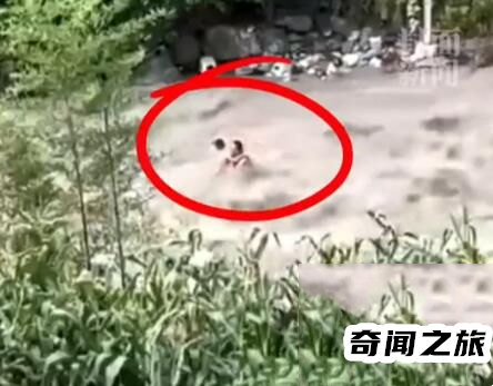 父亲山洪中紧抱儿子,拍摄者发声,究竟说了什么？