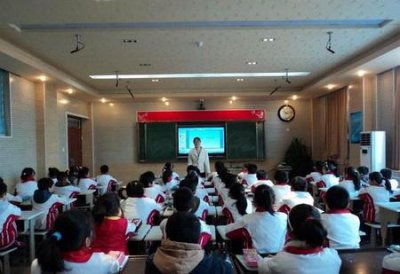 ​师生恋可能存在吗(和同学老师之间发生的一件事)