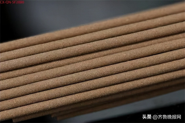 烧香烫到手寓意什么(拜神上香被烫手了寓意)