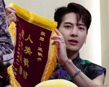 ​粉丝送王嘉尔锦旗 晒图配文内容凸显对王嘉尔的厚望