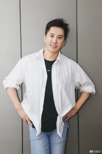 ​50岁歌手毛宁近照曝光，面容俊朗身材健硕男友力满满，毫无岁月感