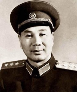 ​他是原解放军副总参谋长，7个子女很了不起，2个少将，1个中将