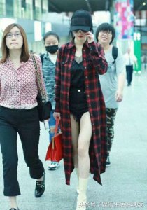 ​时尚达人杨幂又穿三角裤现身机场，逆天大长腿太抢眼了