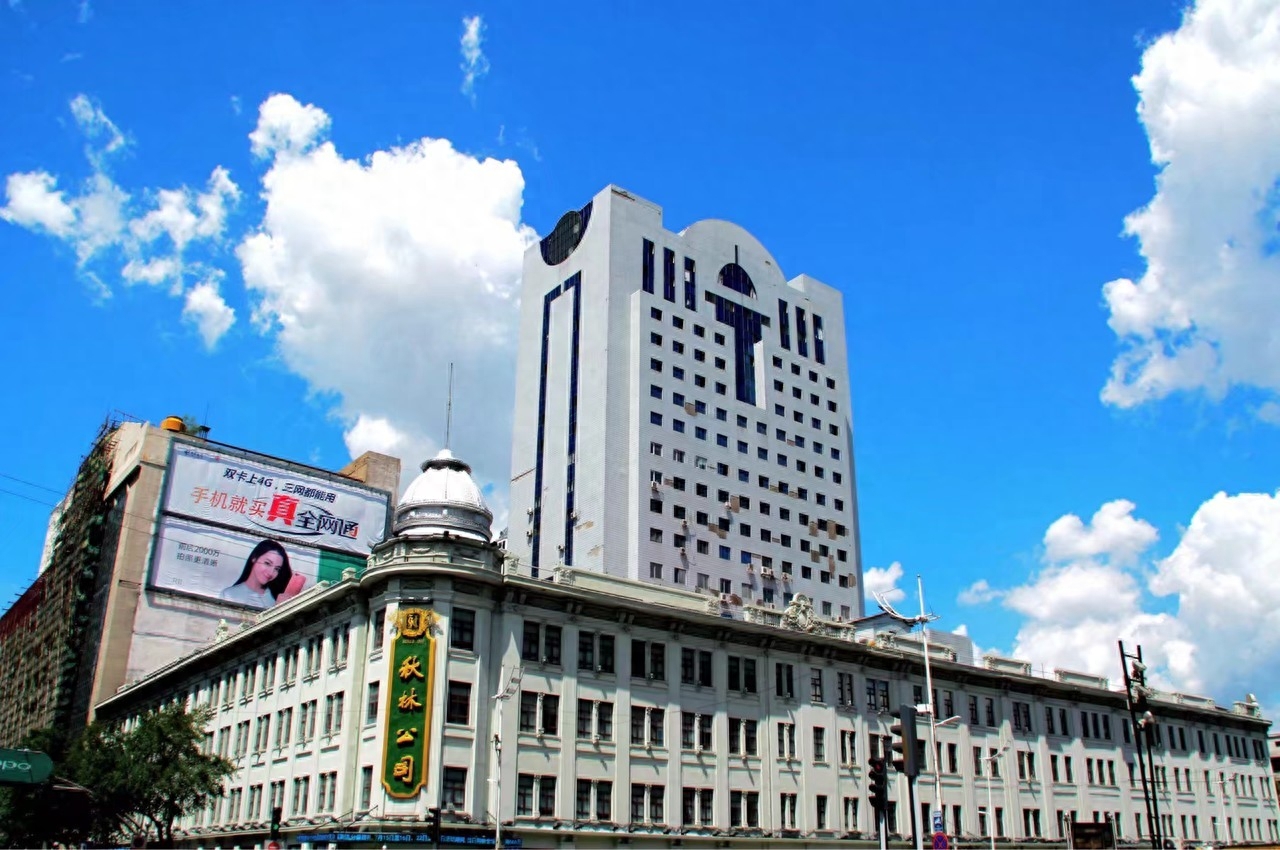 果戈里大街是哈尔滨的一条街道名，位于南岗区中部