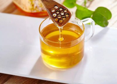 ​蜂蜜可以放冰箱吗有什么作用（蜂蜜怎样保存，可以放在冰箱里吗？老蜂农：这才