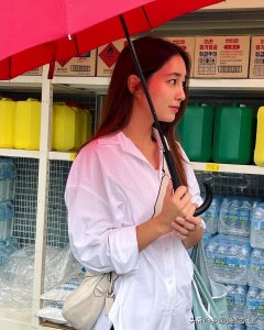 ​李秉宪妻子李珉廷晒近照 白衣撑红伞不似40岁