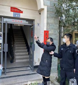 ​男人穿丝袜 凌晨入室盗窃反被锁屋内，男子被抓时还穿着丝袜、高跟鞋
