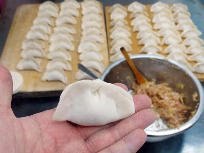 ​包饺子玉米是生的还是熟的（鲜肉玉米馅饺子的做法大全窍门）