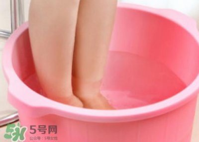 ​盐水泡脚可以治脚臭吗?用盐水泡脚能治脚臭吗?
