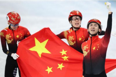 ​任子威领奖台上手指国旗太戳了 短道速滑有多危险