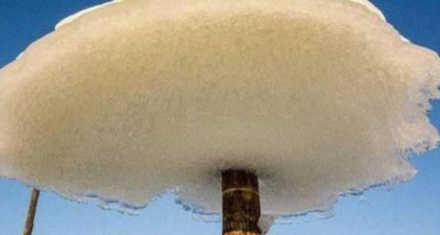 ​俄罗斯干干净净的水库 一夜之间突然出现“冰蘑菇”