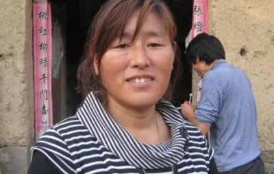 ​大衣哥走红，大衣嫂用手机开直播赚钱，收入超过当农妇时50倍