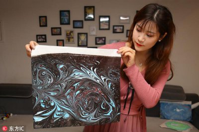​水面上作画技巧高超 揭秘北京城美女水影画师