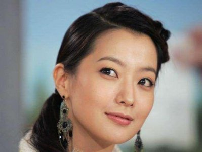 ​韩国第一美女金喜善女儿长大了，长相乖巧可爱，真是女大十八变