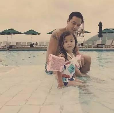 从自私少年到护女慈父, 什么原因让吴彦祖如此顾家?