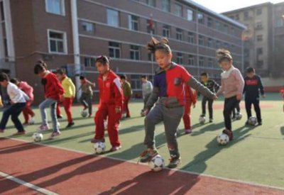 ​作业未完被罚200抱头蹲，会有什么后果？网友：老师应理智