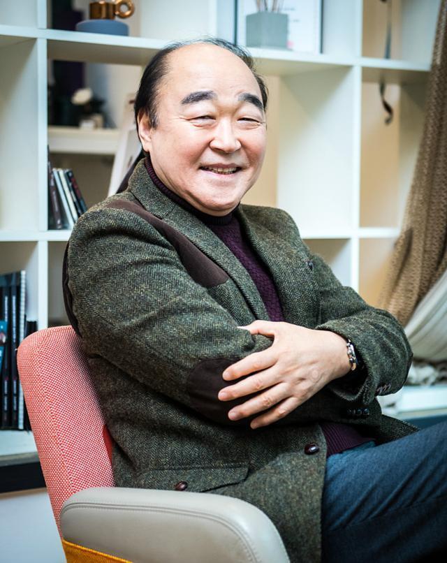 《熔炉》变态校长扮演者张光“秃然出镜” 慈眉善目神似莫言