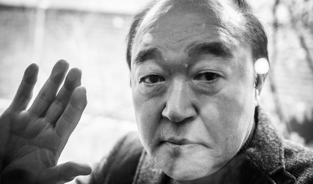 《熔炉》变态校长扮演者张光“秃然出镜” 慈眉善目神似莫言