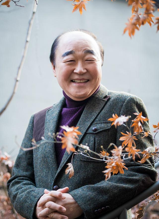 《熔炉》变态校长扮演者张光“秃然出镜” 慈眉善目神似莫言