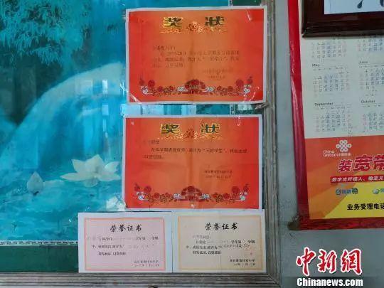 12岁男孩牵手失明母亲，一岁多就带着妈妈走路 4岁开始学做饭